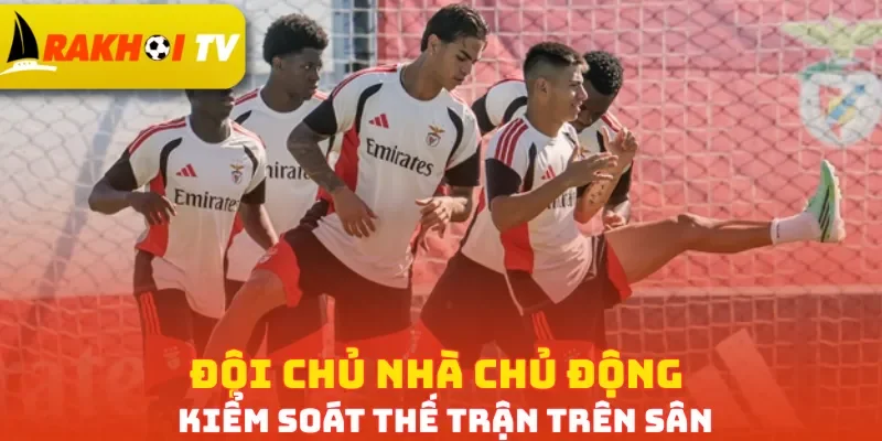 Đội chủ nhà chủ động kiểm soát thế trận trên sân
